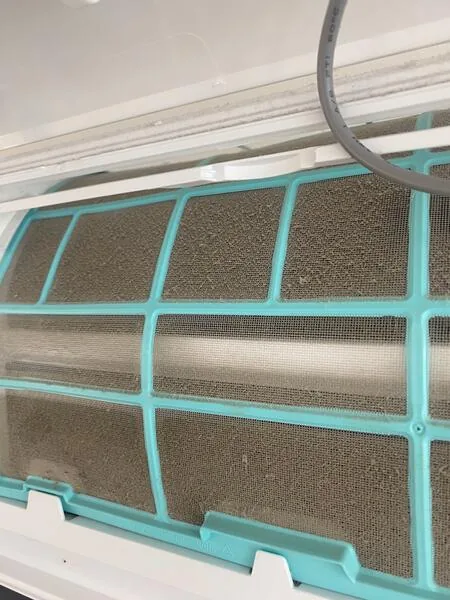 Špinavý filter klimatizácie plný prachu